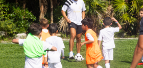 Fernando Morientes vosita las clinics del RM en Grand Palladium