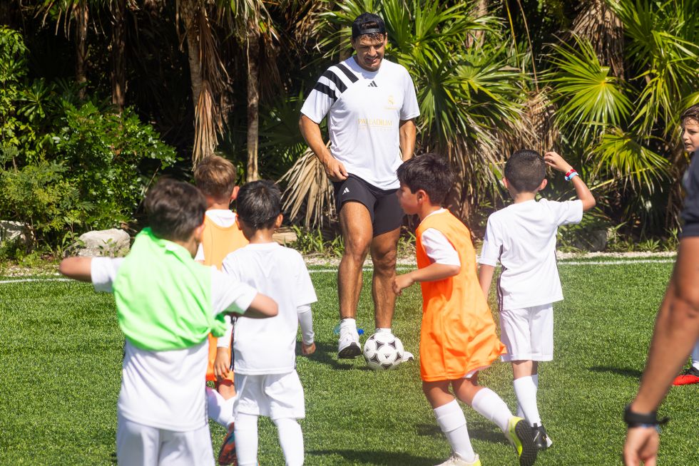 Fernando Morientes vosita las clinics del RM en Grand Palladium